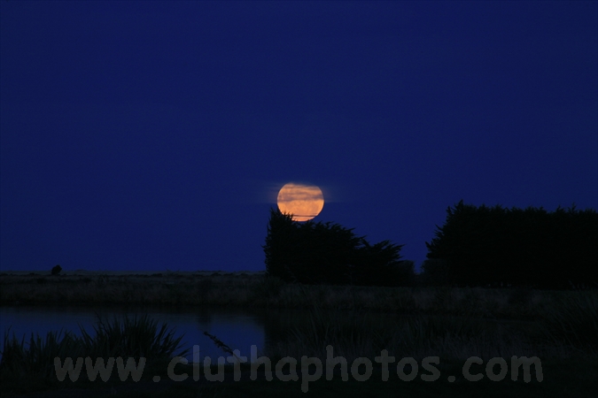 full moon dusk crepuscular Matau Mouth Clutha river
